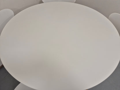 Ruokapöytä ja 4 Jysk Jegind Tuolia