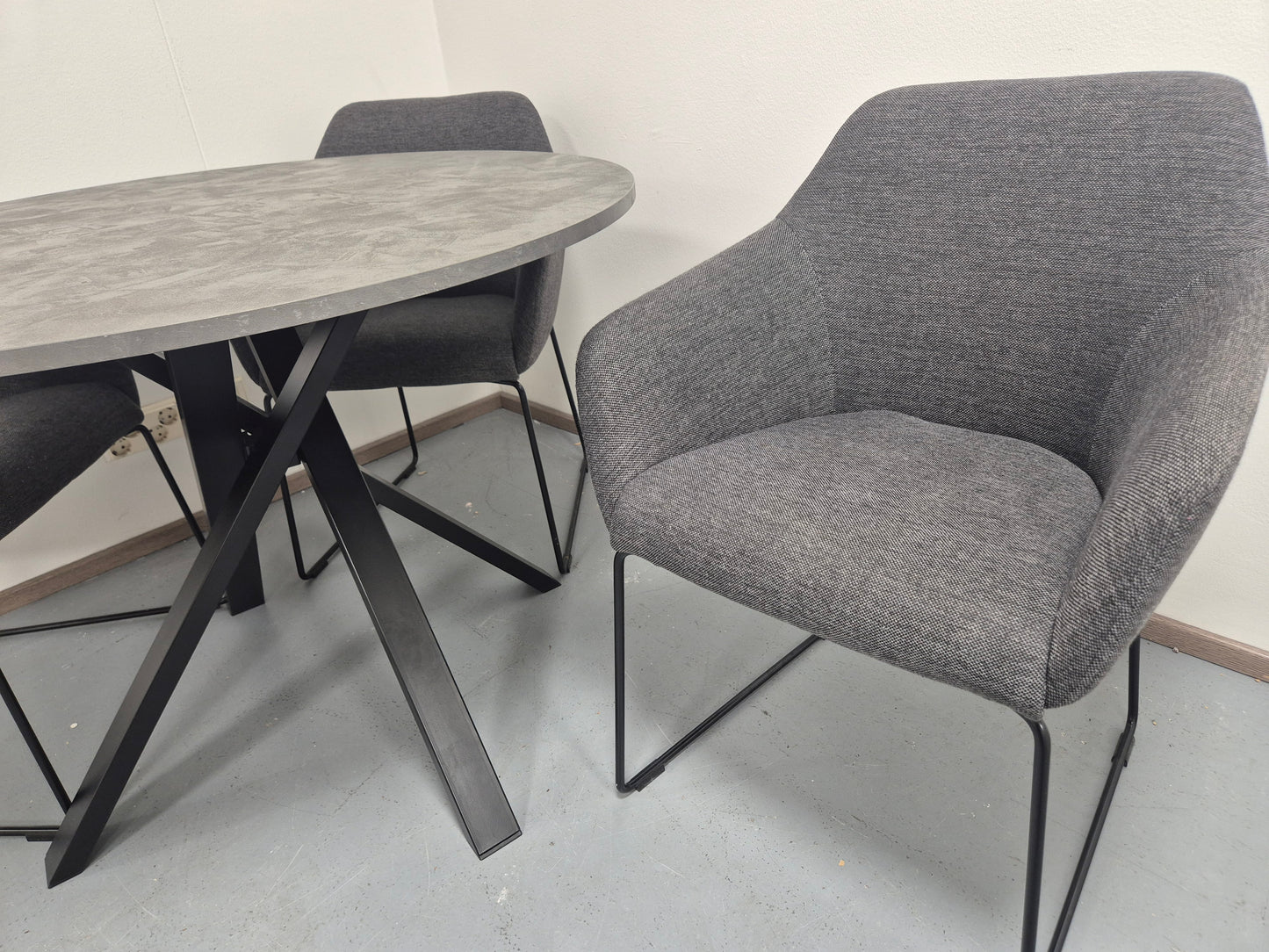 Ikea MARIEDAMM Pyöreä Ruokapöytä ja 4 Tuolia