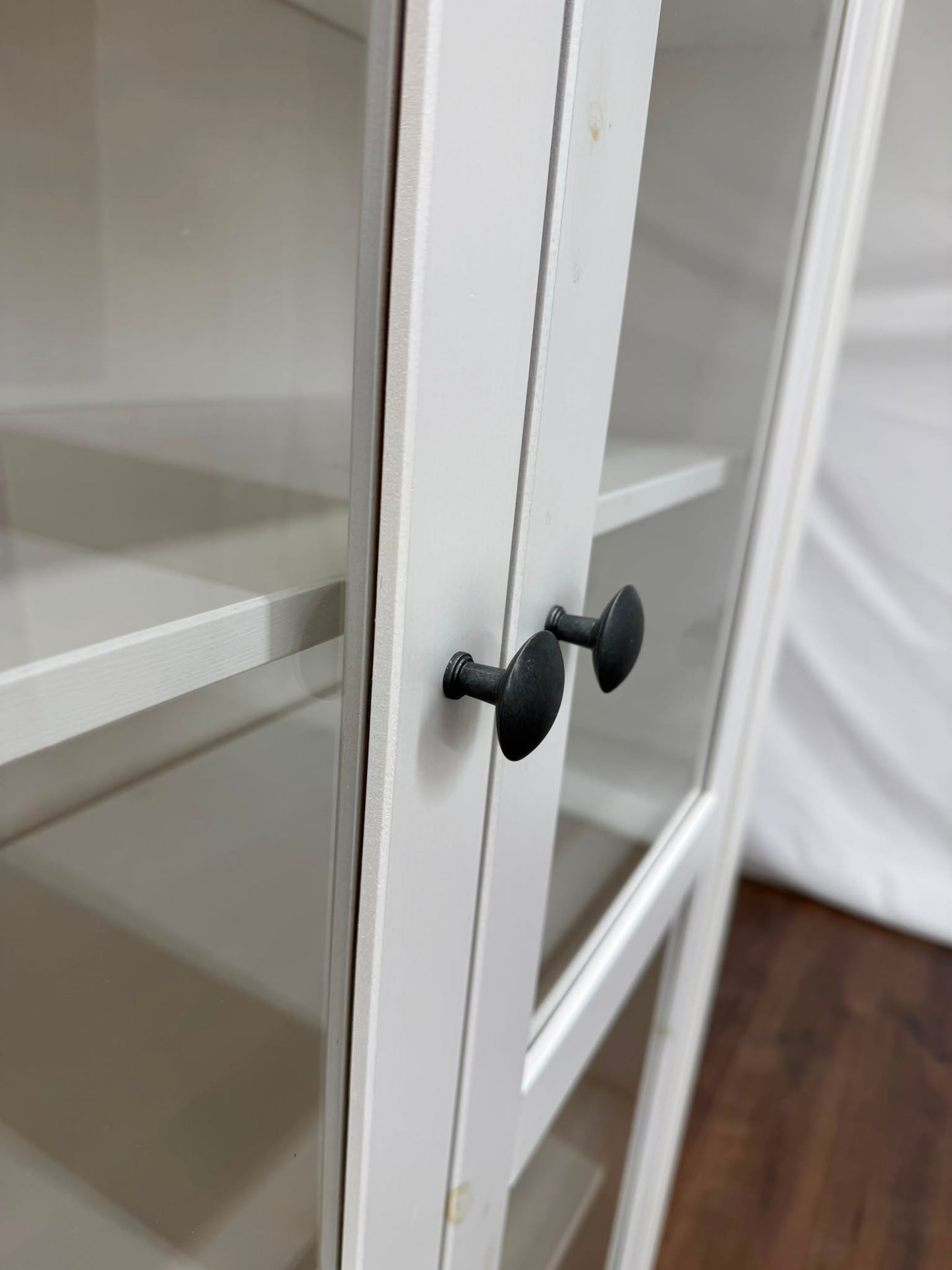 Ikea HEMNES Vitriinikaappi, 3 laatikkoa, valkoiseksi petsattu Kalustori