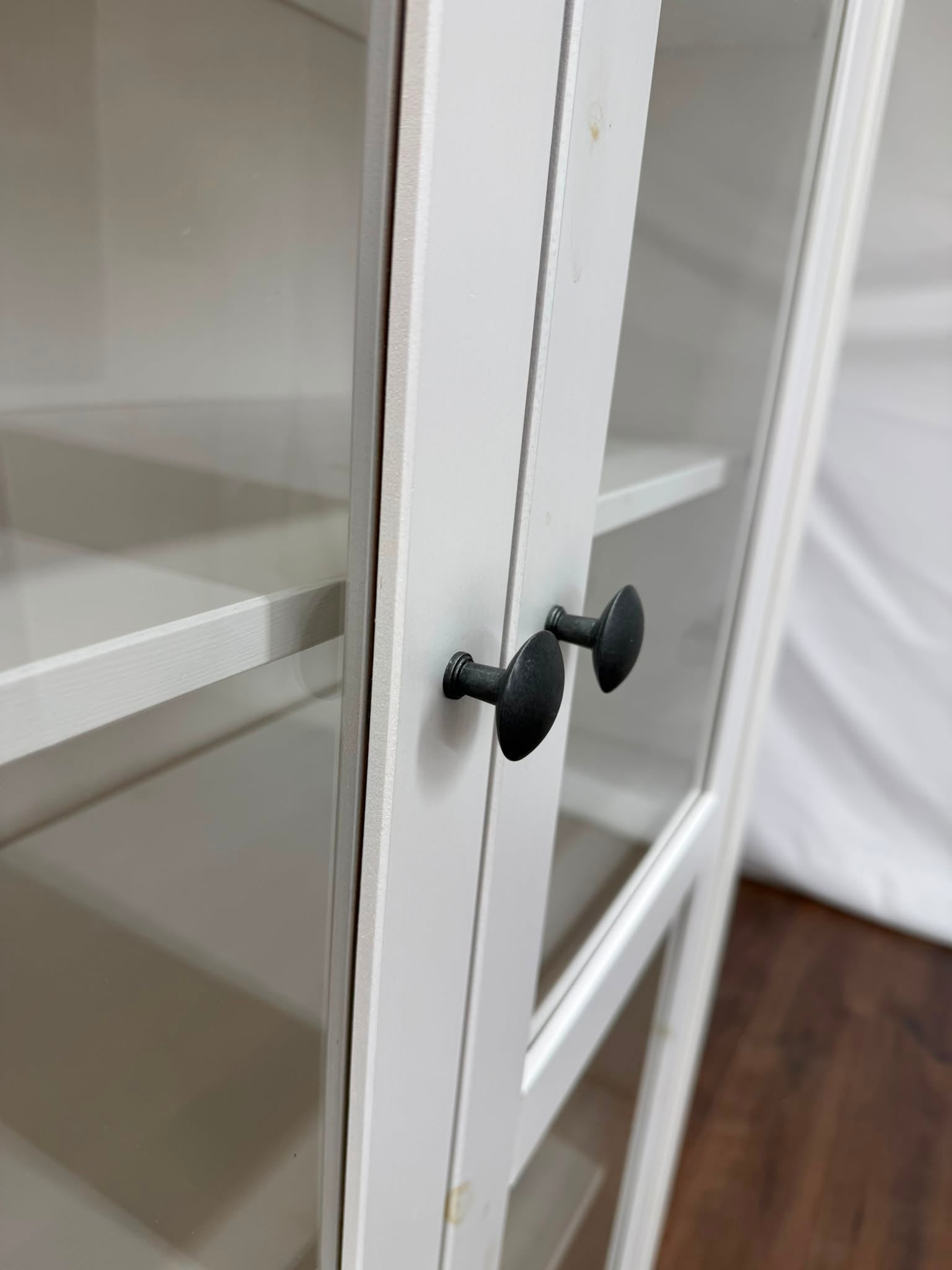 Ikea HEMNES Vitriinikaappi, 3 laatikkoa, valkoiseksi petsattu Kalustori