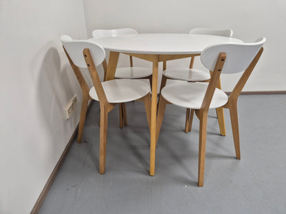 Ruokapöytä ja 4 Jysk Jegind Tuolia