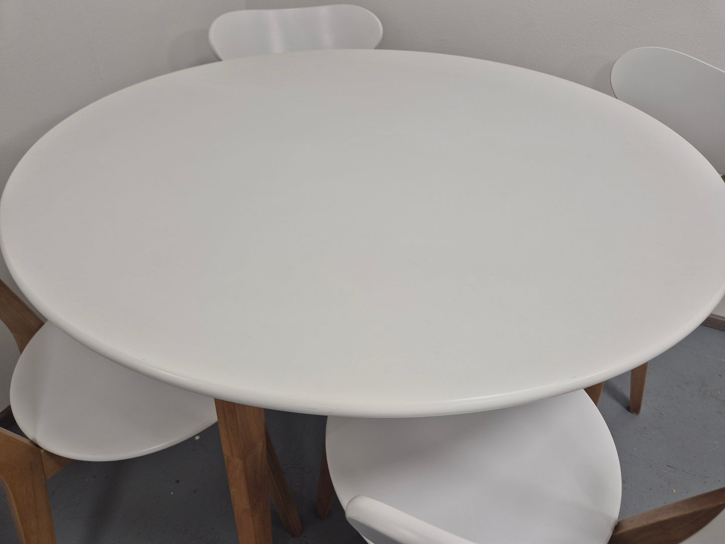 Jysk Jegind Ruokapötä ja 4 Tuolia