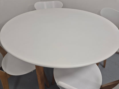 Jysk Jegind Ruokapötä ja 4 Tuolia