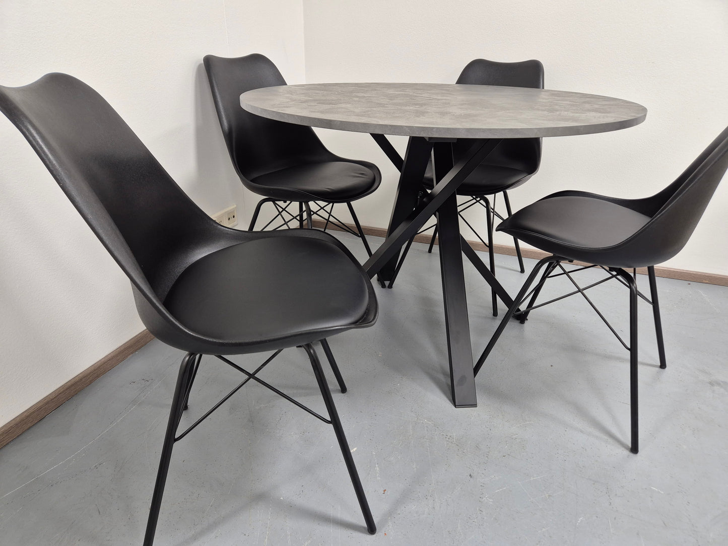 Ikea MARIEDAMM Pyöreä Ruokapöytä ja 4 Tuolia