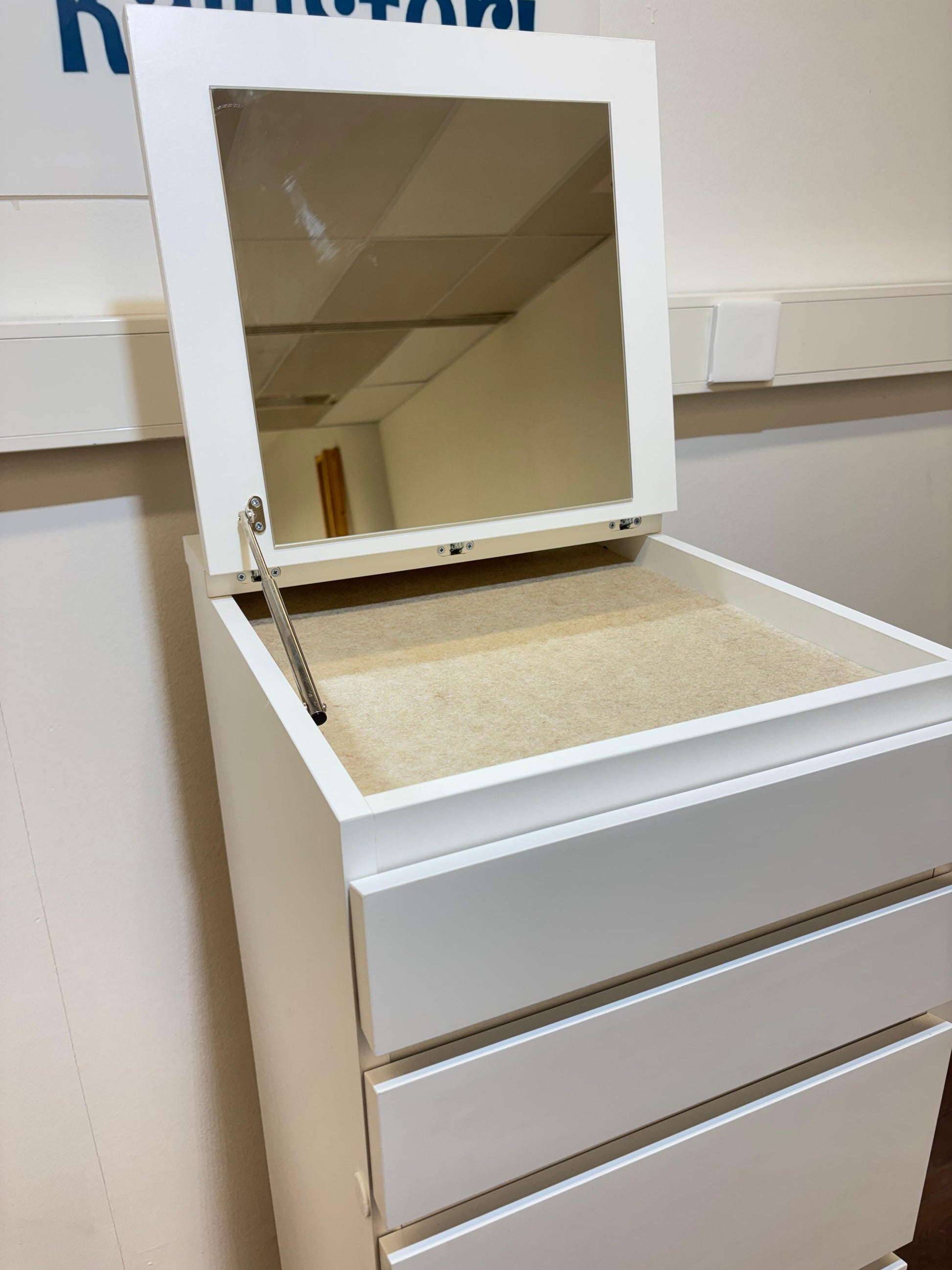 IKEA MALM Lipasto Peilillä Kalustori
