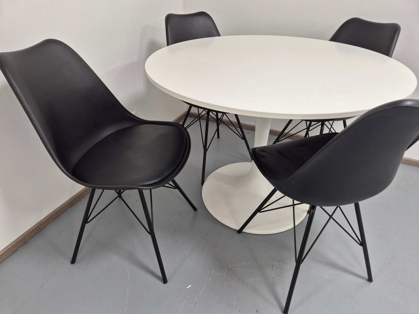 Ikea Docksta Ruokapöytä ja 4 Tuolia