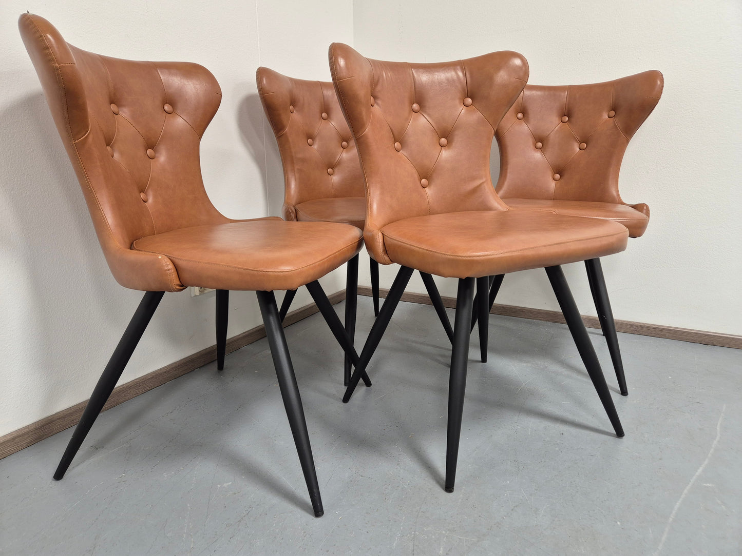 Lasinen Ruokapöytä ja 4 Tuolia