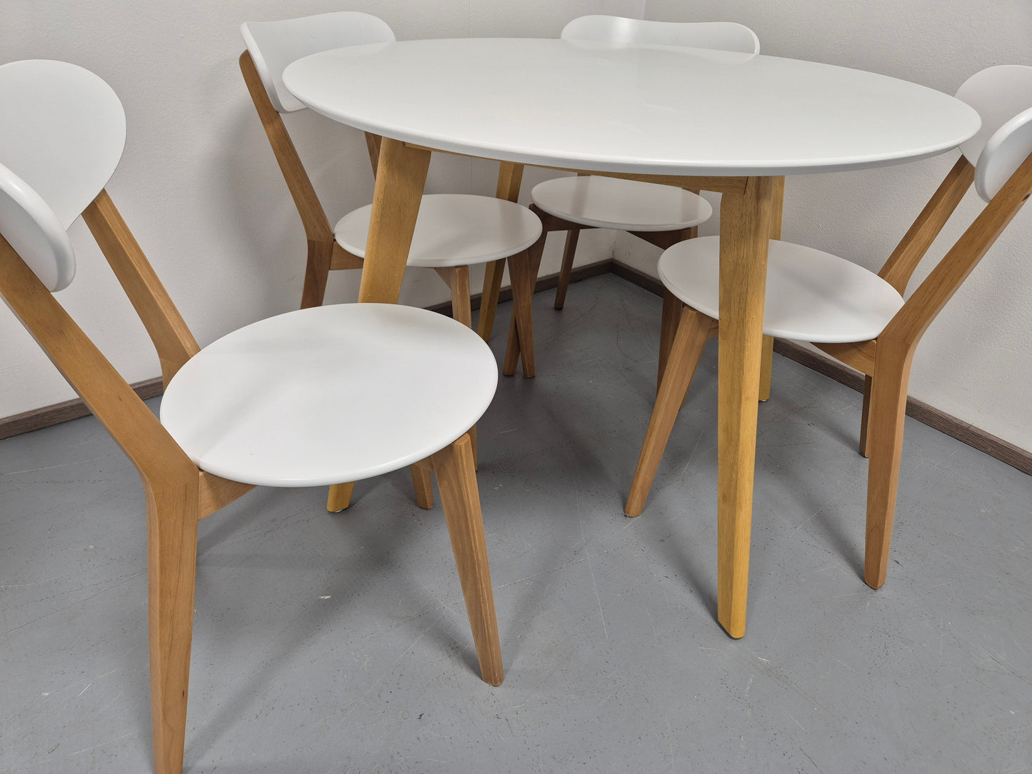 Ruokapöytä ja 4 Jysk Jegind Tuolia