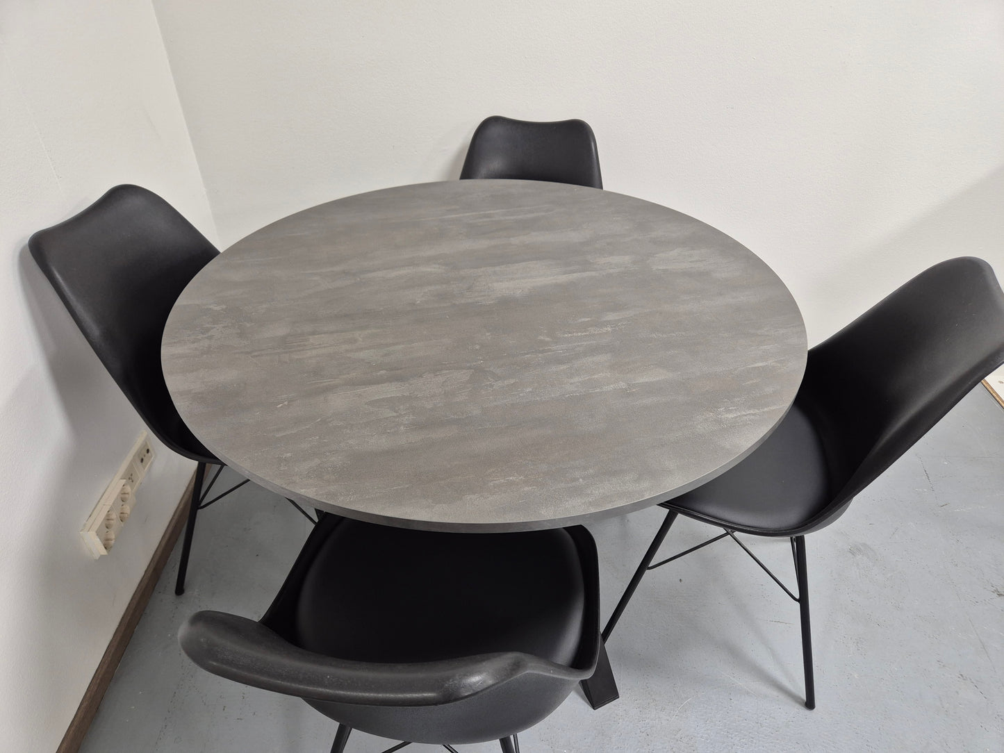 Ikea MARIEDAMM Pyöreä Ruokapöytä ja 4 Tuolia