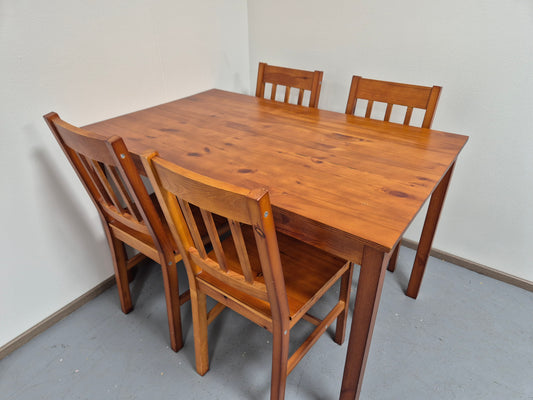 Ruokapöytä ja 4 Tuolia