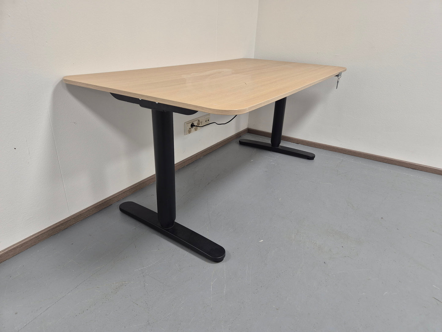 Ikea Bekant Sähköpöytä