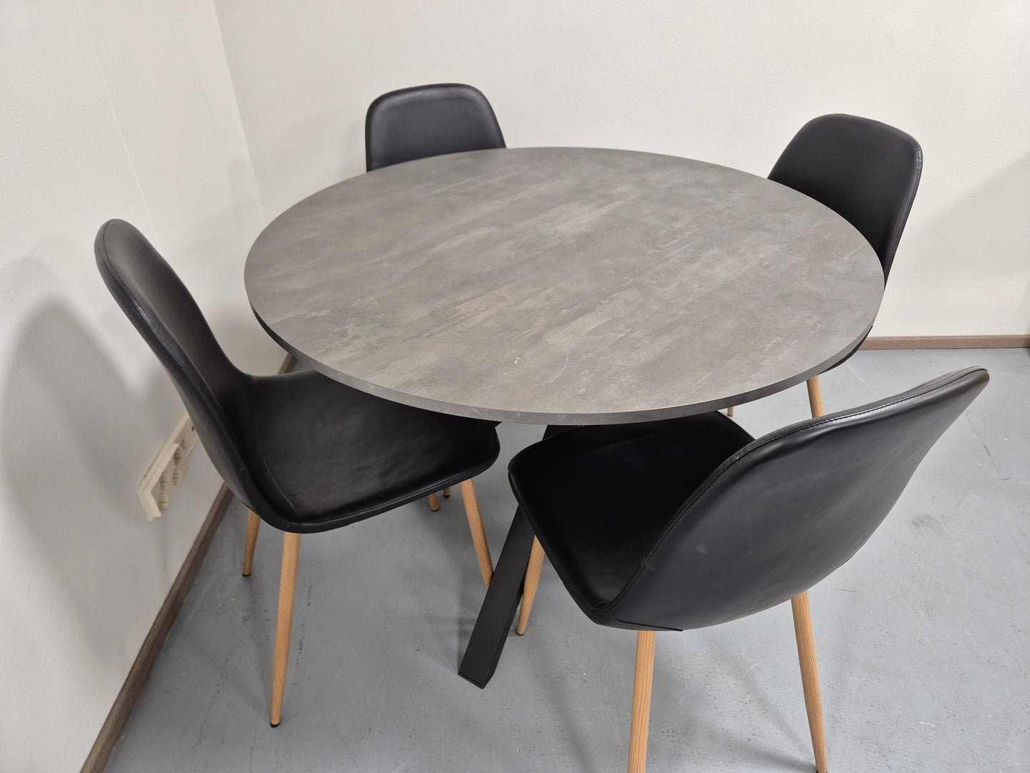 Ikea MARIEDAMM Pyöreä Ruokapöytä ja 4 Jysk Tuolia