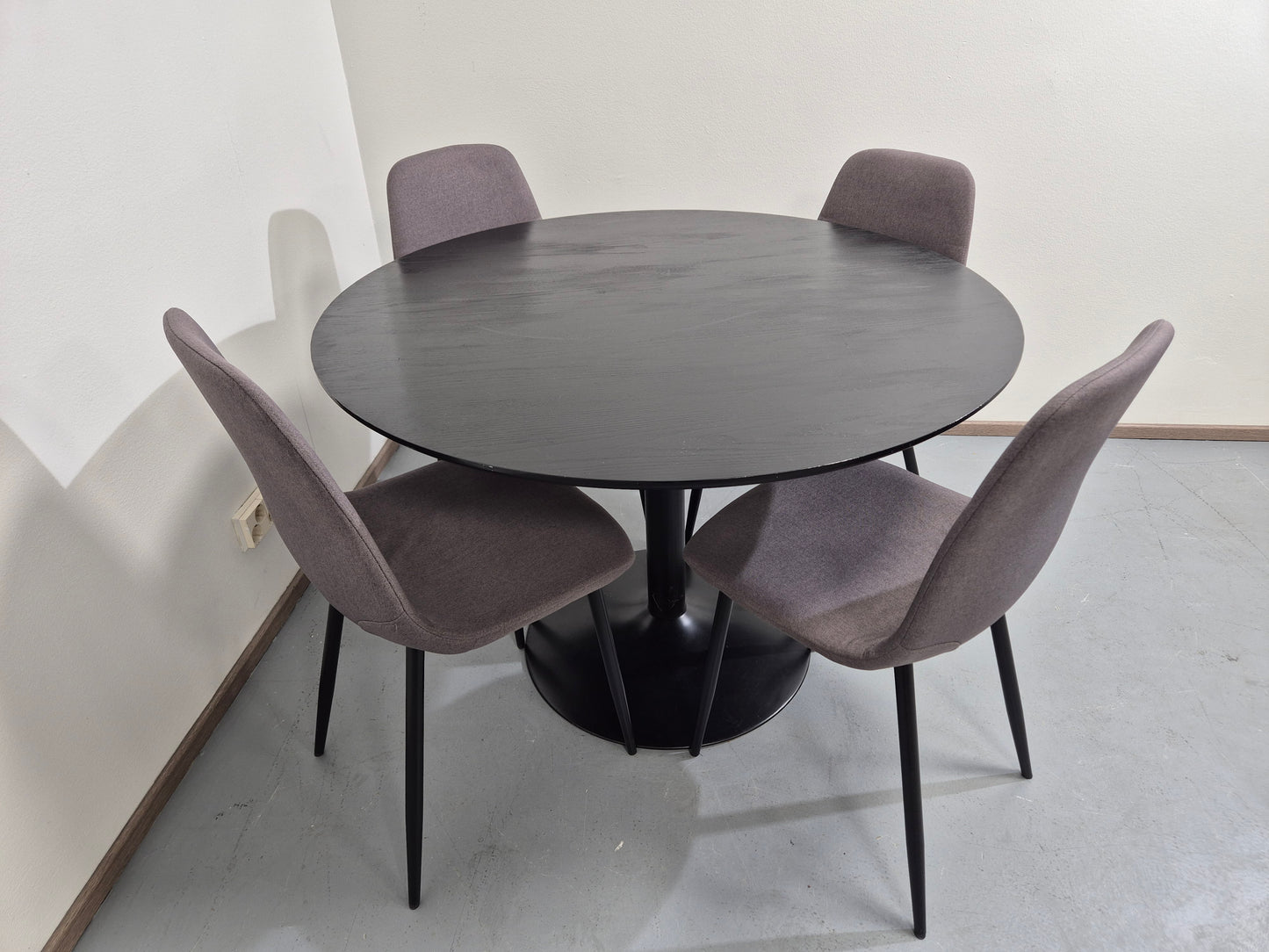 Ruokapöytä ja 4 Tuolia