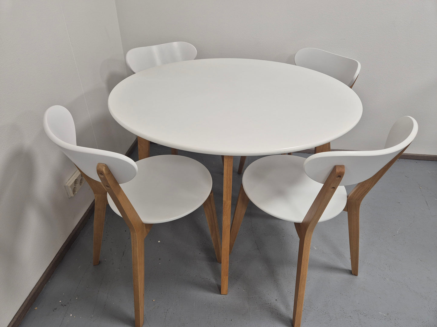 Jysk Jegind Ruokapötä ja 4 Tuolia