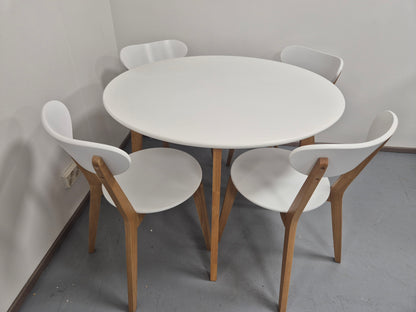 Jysk Jegind Ruokapötä ja 4 Tuolia