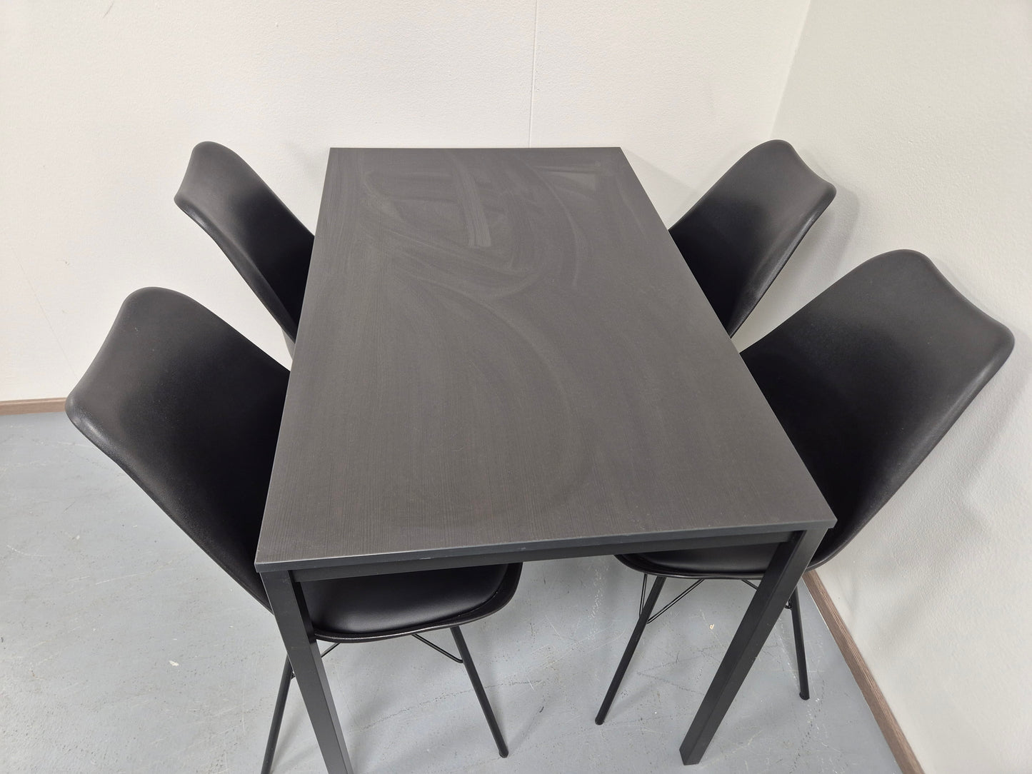 Ruokapöytä ja 4 Tuolia