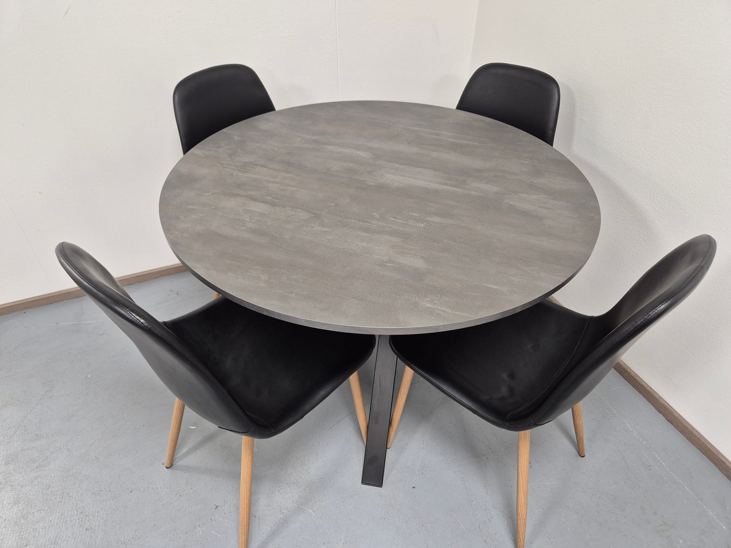 Ikea MARIEDAMM Pyöreä Ruokapöytä ja 4 Jysk Tuolia