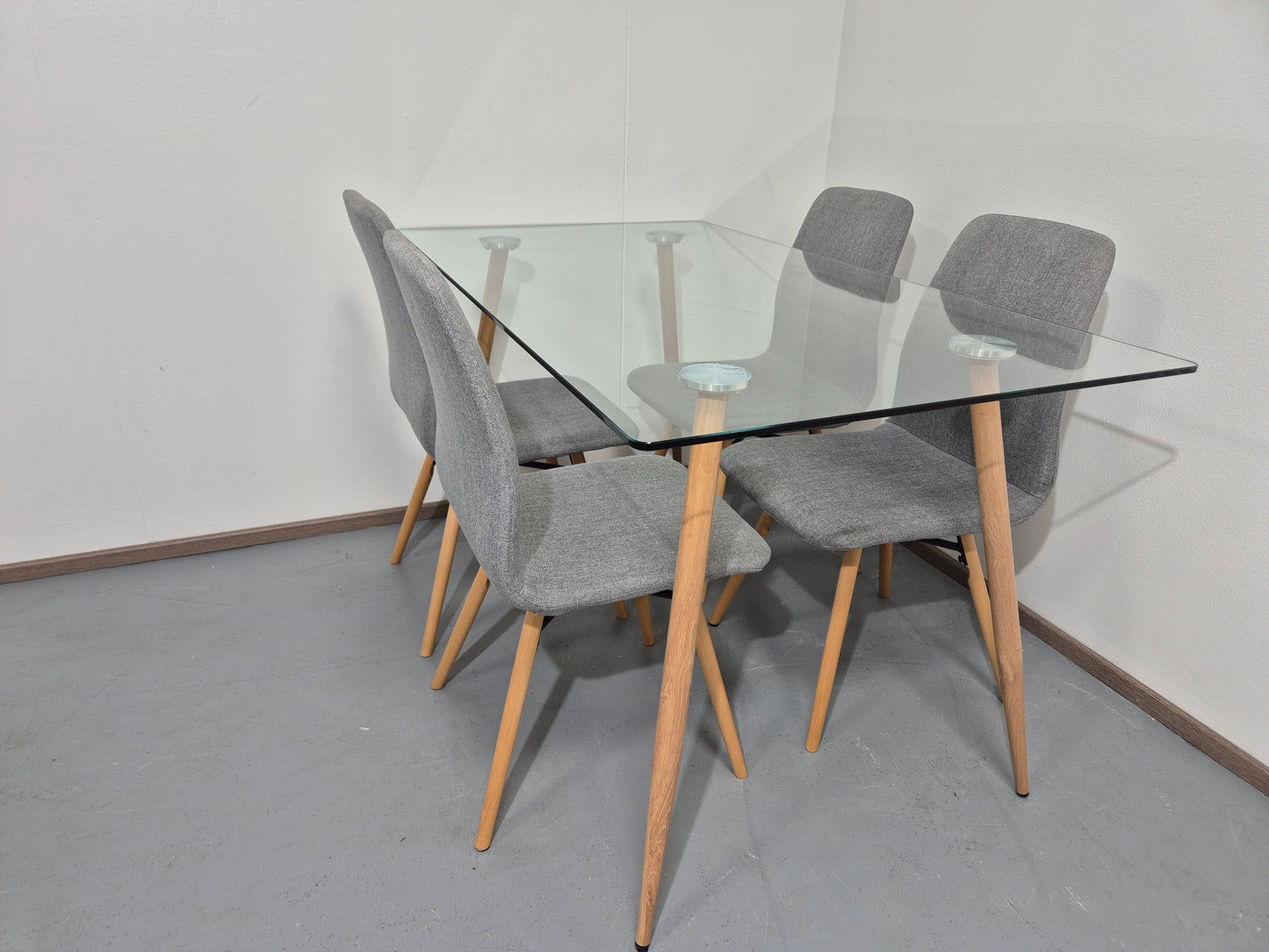 Ruokapöytä ja 4 Tuolia