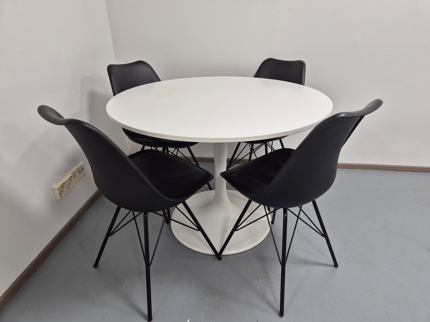 Ikea Docksta Ruokapöytä ja 4 Tuolia