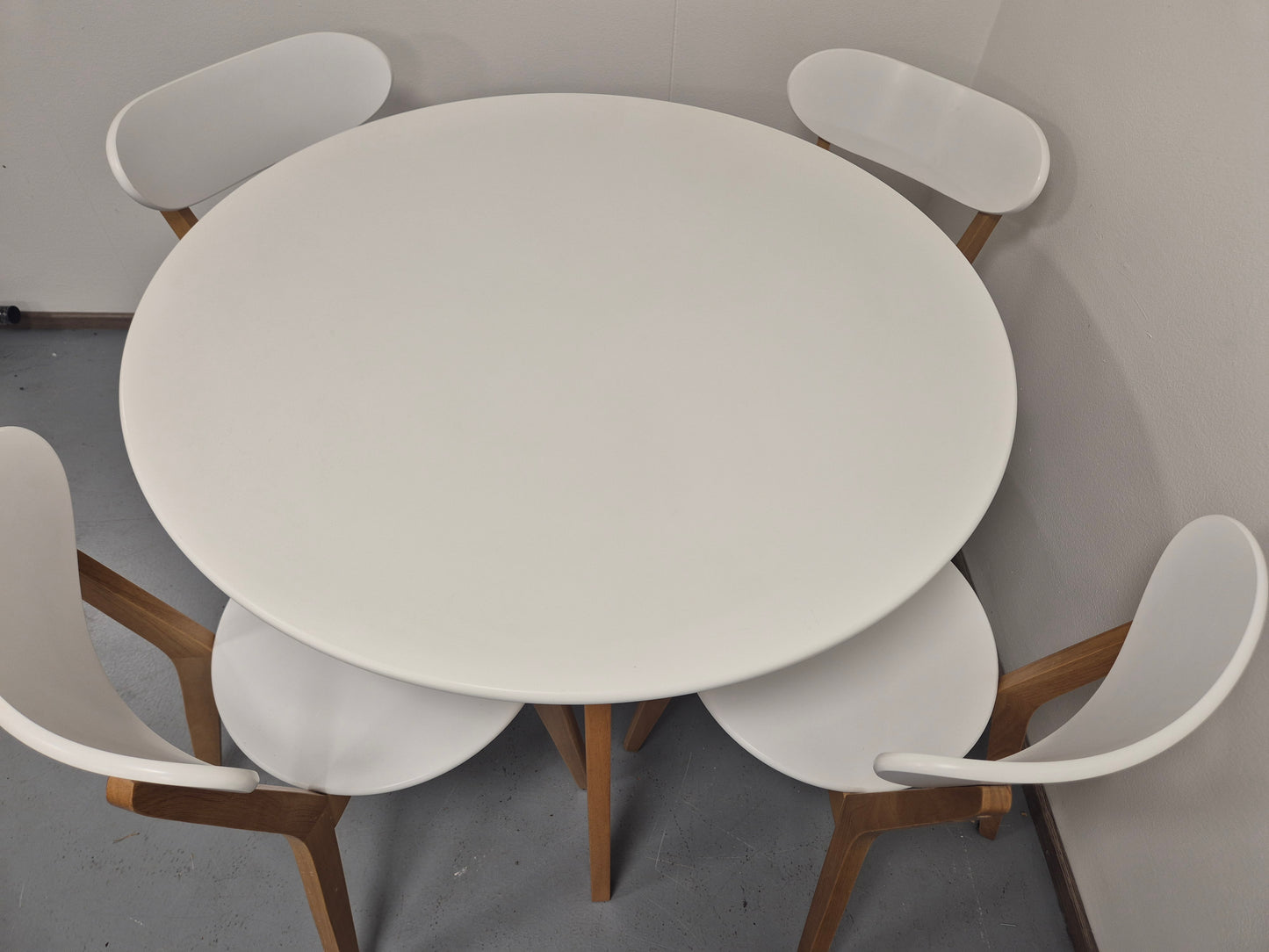 Jysk Jegind Ruokapötä ja 4 Tuolia