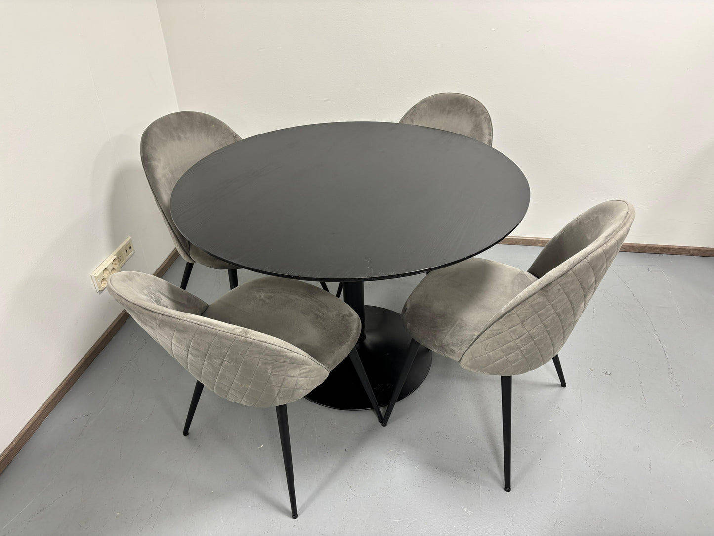 Pyöreä Ruokapöytä ja 4 Tuolia