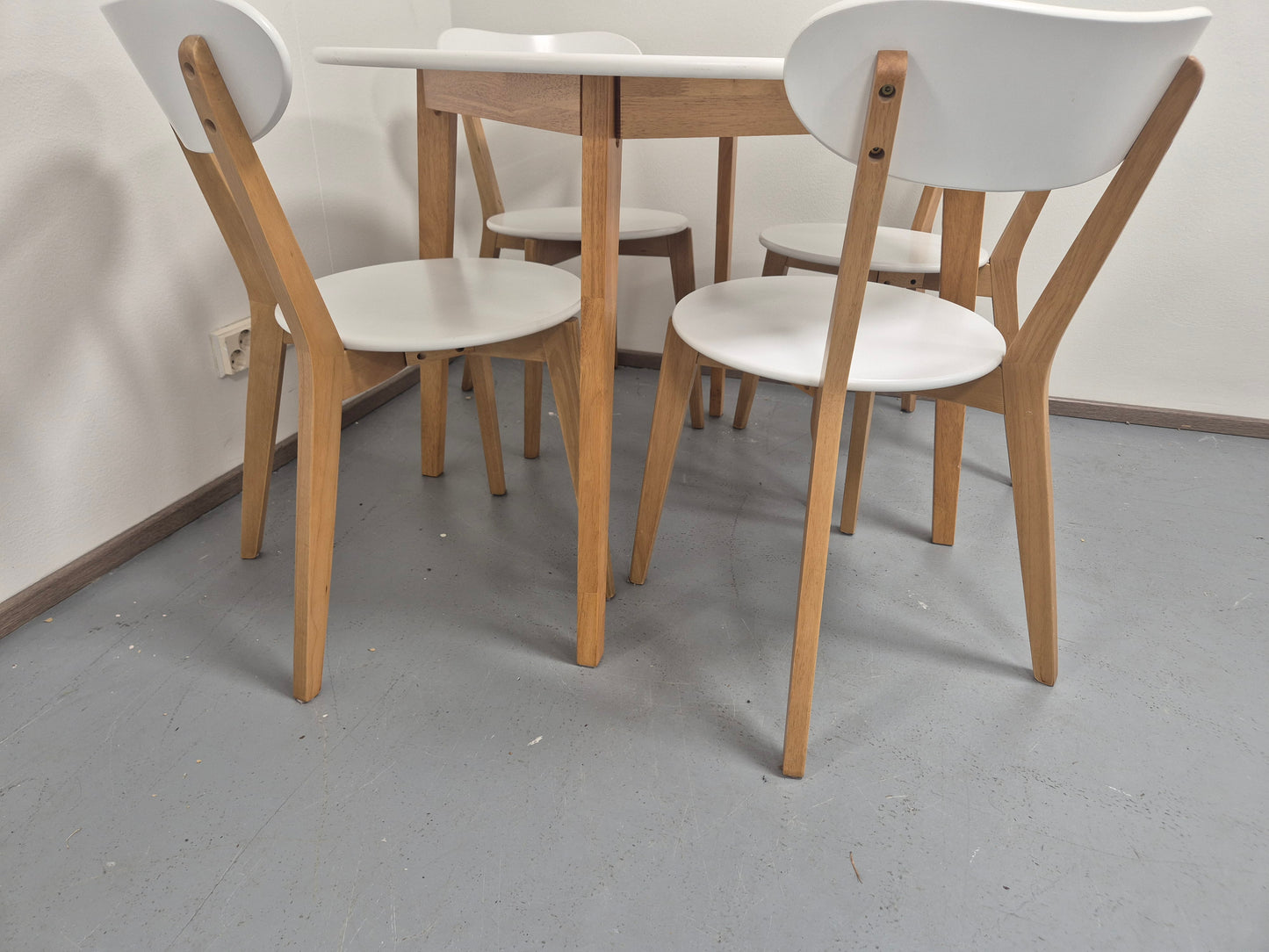 Jysk Jegind Ruokapötä ja 4 Tuolia