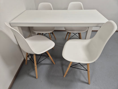 Ruokapöytä ja 4 Tuolia