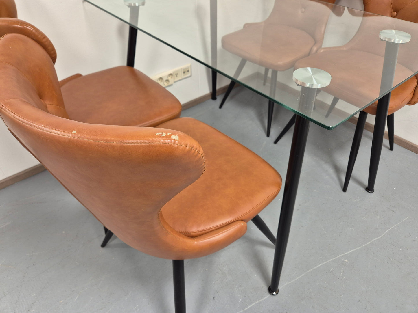 Lasinen Ruokapöytä ja 4 Tuolia