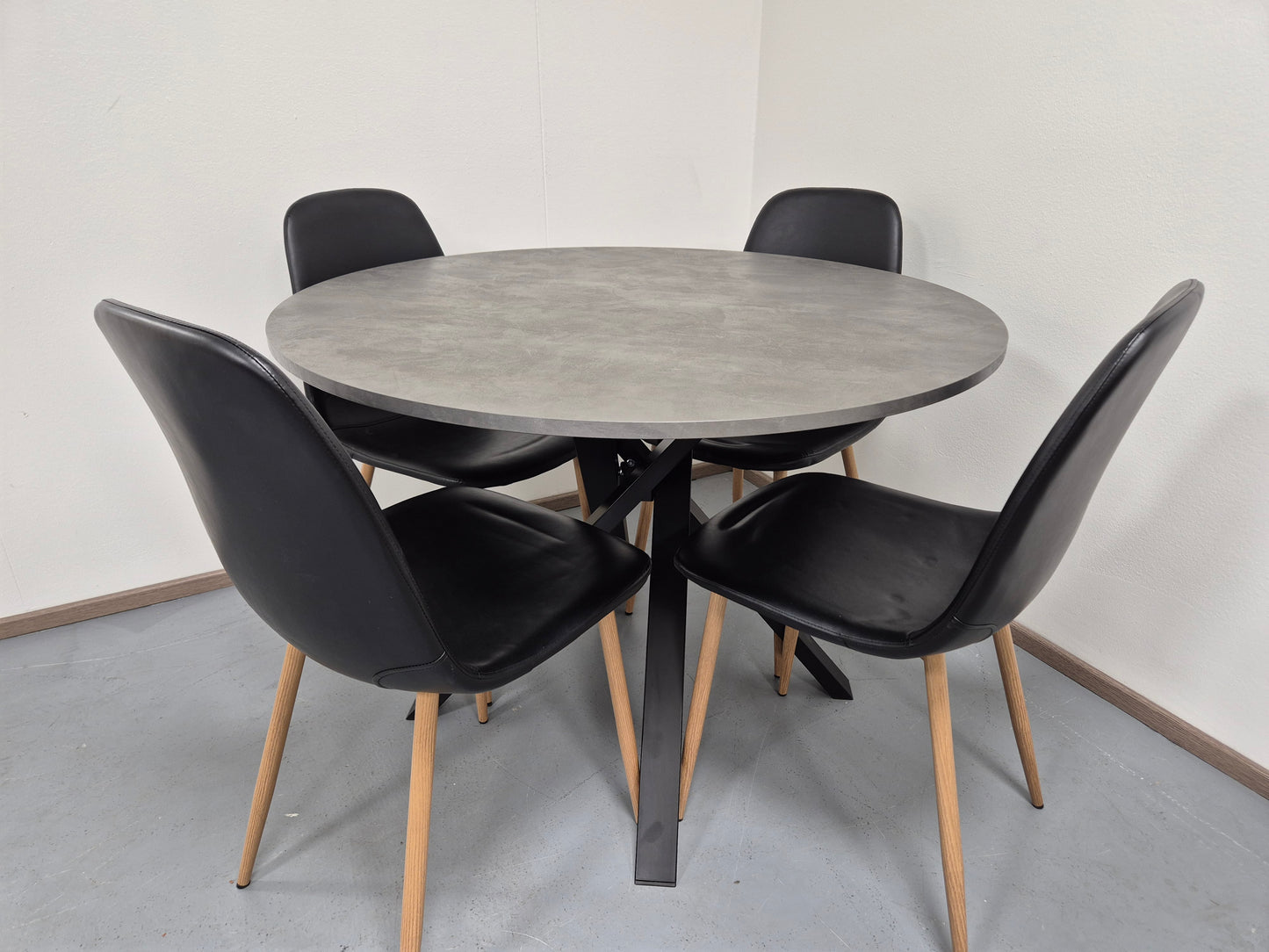 Ikea MARIEDAMM Pyöreä Ruokapöytä ja 4 Jysk Tuolia