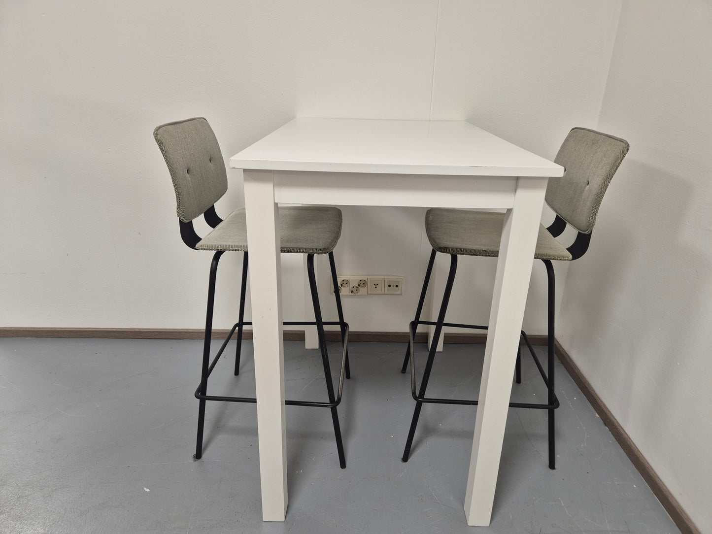 Baaripöytä ja 2 Tuolia
