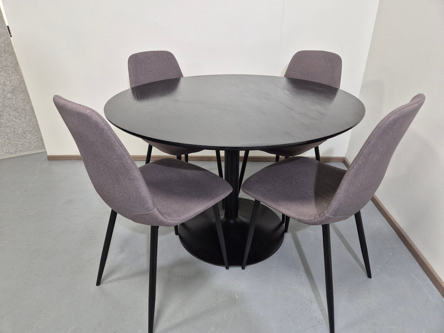 Ruokapöytä ja 4 Tuolia