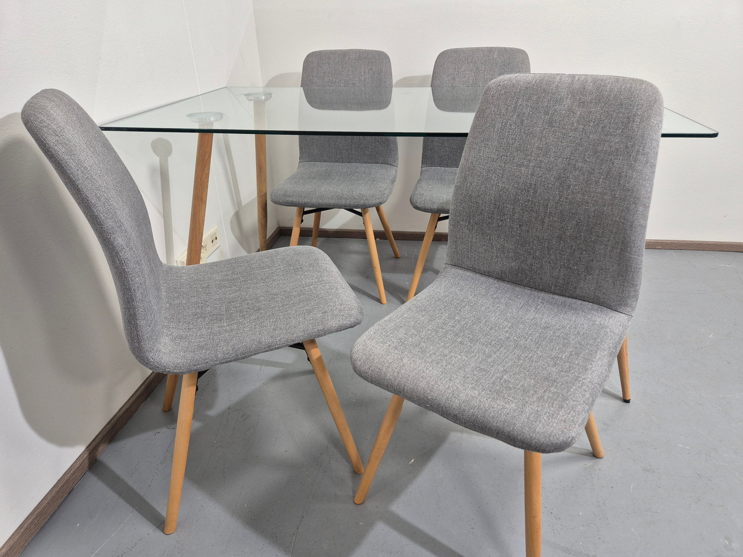 Ruokapöytä ja 4 Tuolia