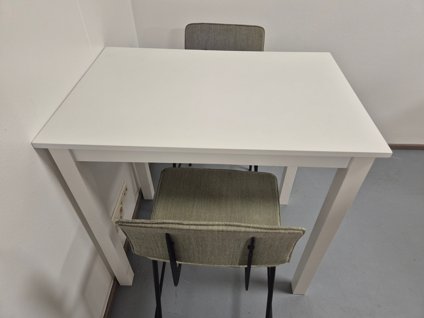 Baaripöytä ja 2 Tuolia