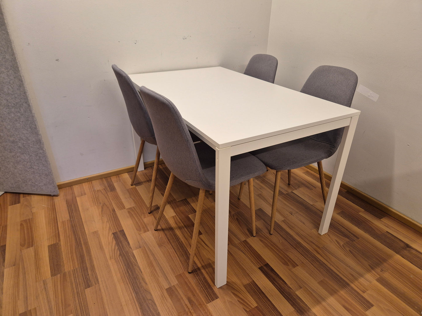 Ikea Melltorp Ruokapöytä ja 4 Tuolia