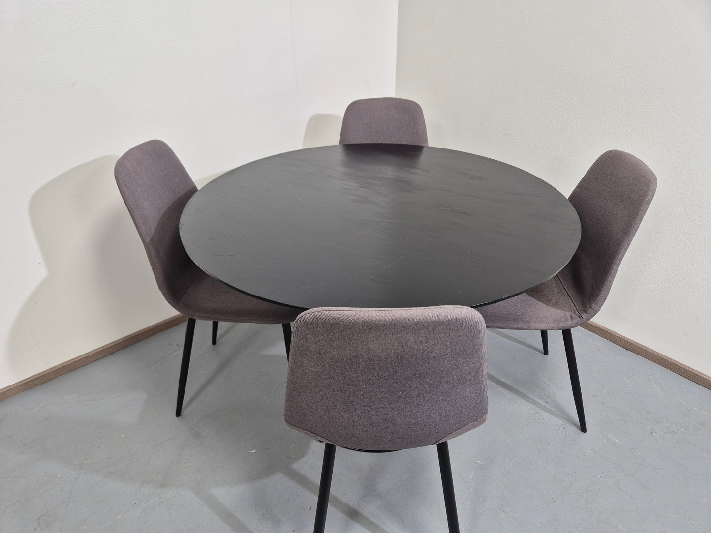 Ruokapöytä ja 4 Tuolia