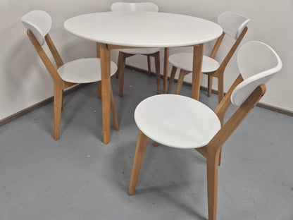 Jysk Jegind Ruokapötä ja 4 Tuolia