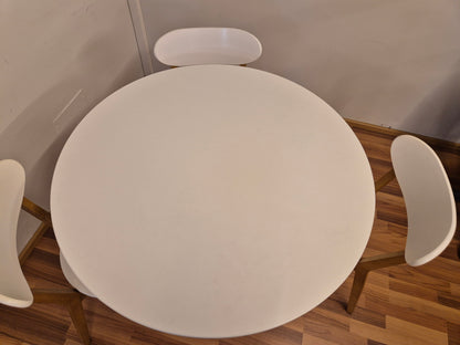 Ikea Docksta Pyöreä Ruokapöytä ja 3 Jysk Jegind Tuolia