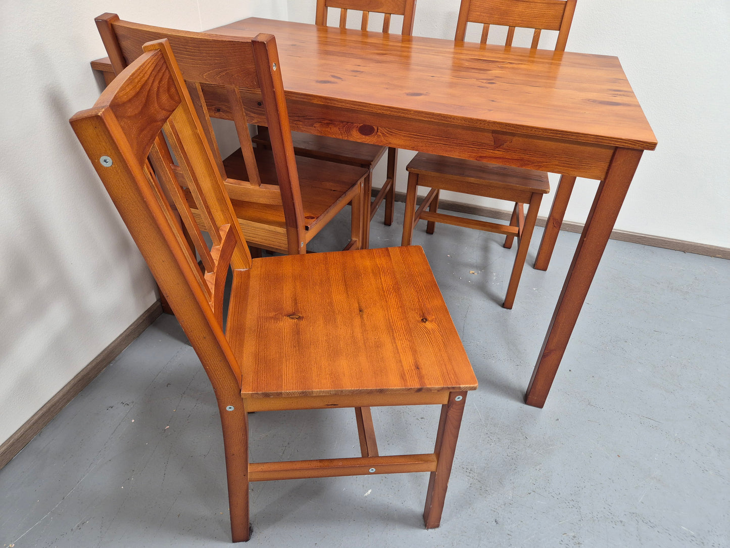 Ruokapöytä ja 4 Tuolia