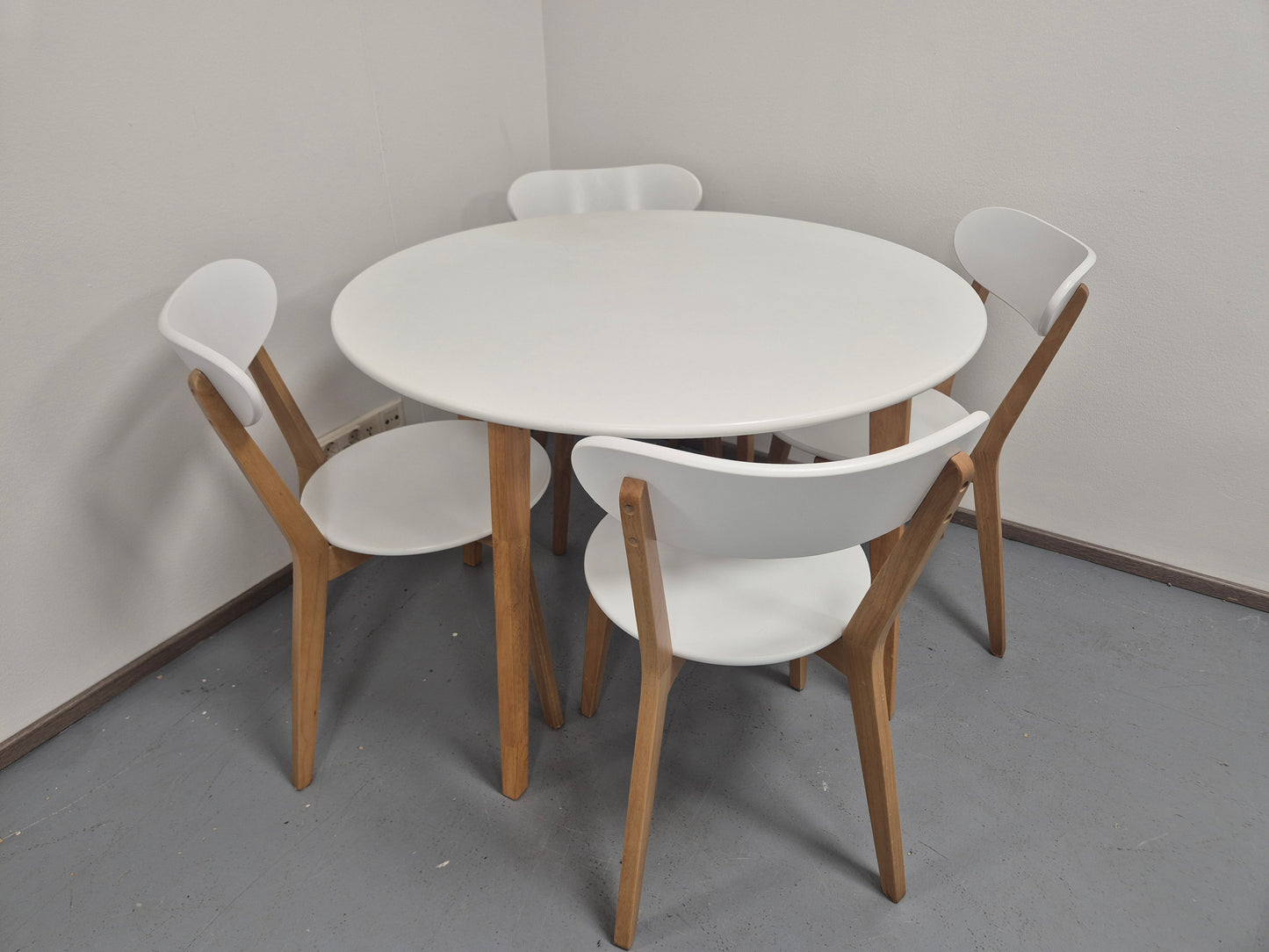 Jysk Jegind Ruokapötä ja 4 Tuolia