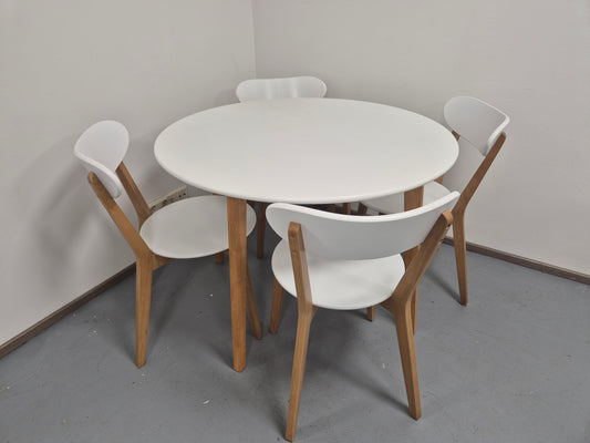 Jysk Jegind Ruokapötä ja 4 Tuolia