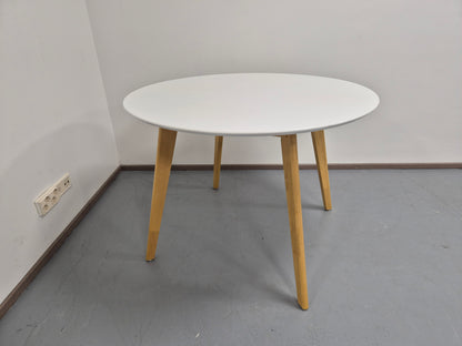 Ruokapöytä ja 4 Jysk Jegind Tuolia