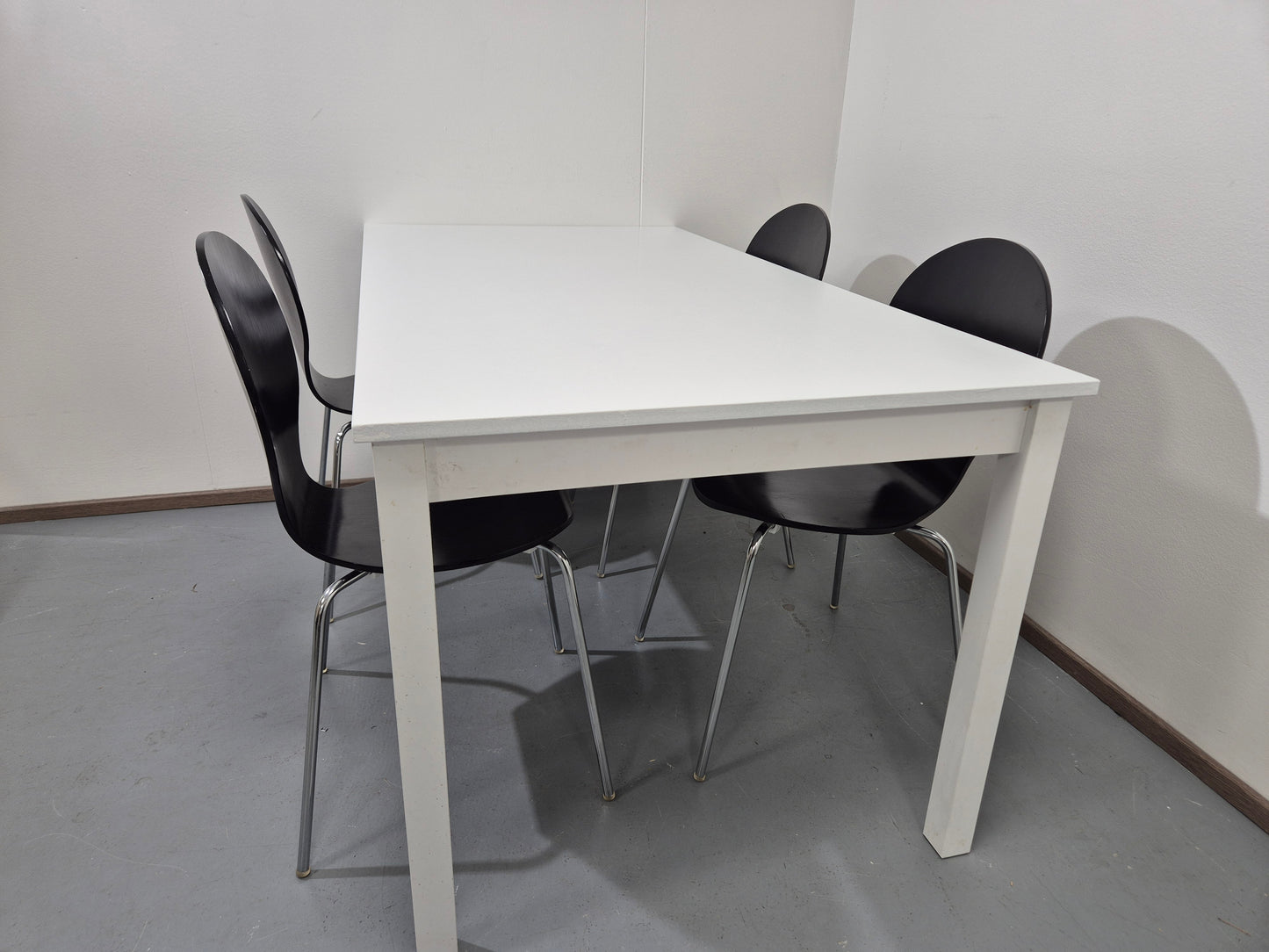 Ruokapöytä ja 4 Tuolia