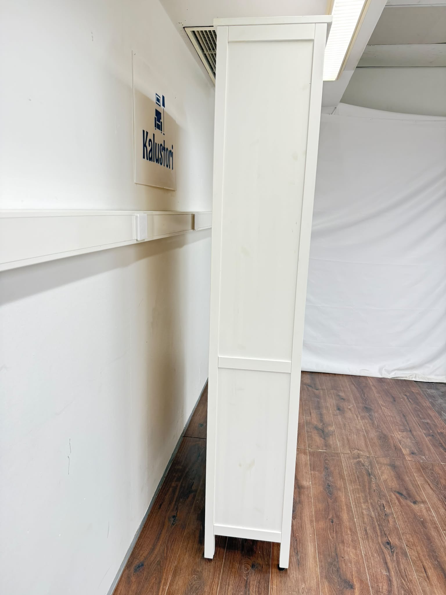Ikea HEMNES Vitriinikaappi, 3 laatikkoa, valkoiseksi petsattu Kalustori