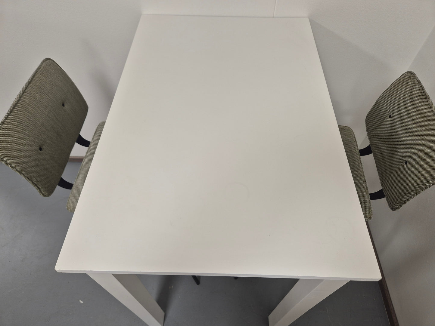 Baaripöytä ja 2 Tuolia