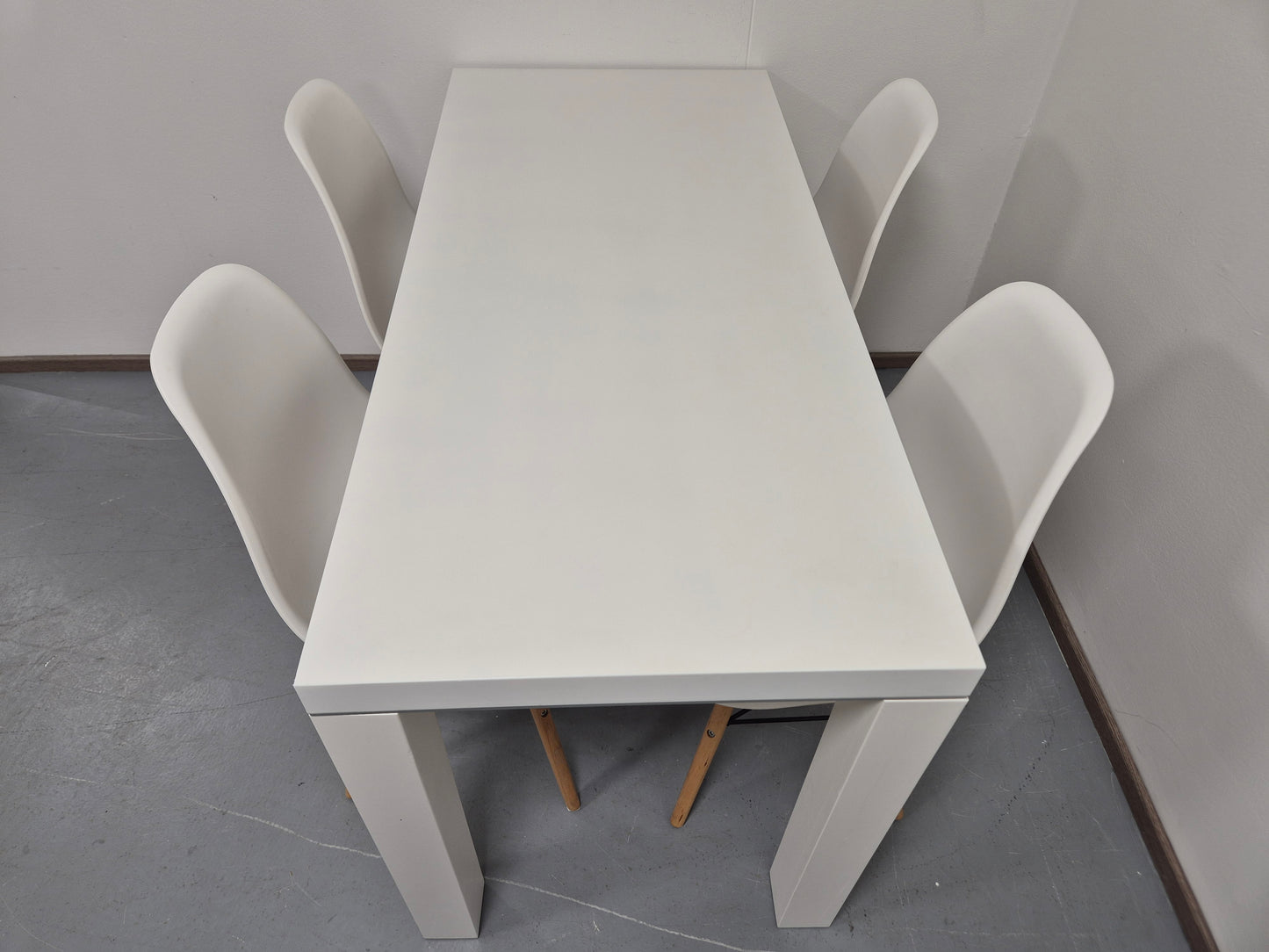 Ruokapöytä ja 4 Tuolia