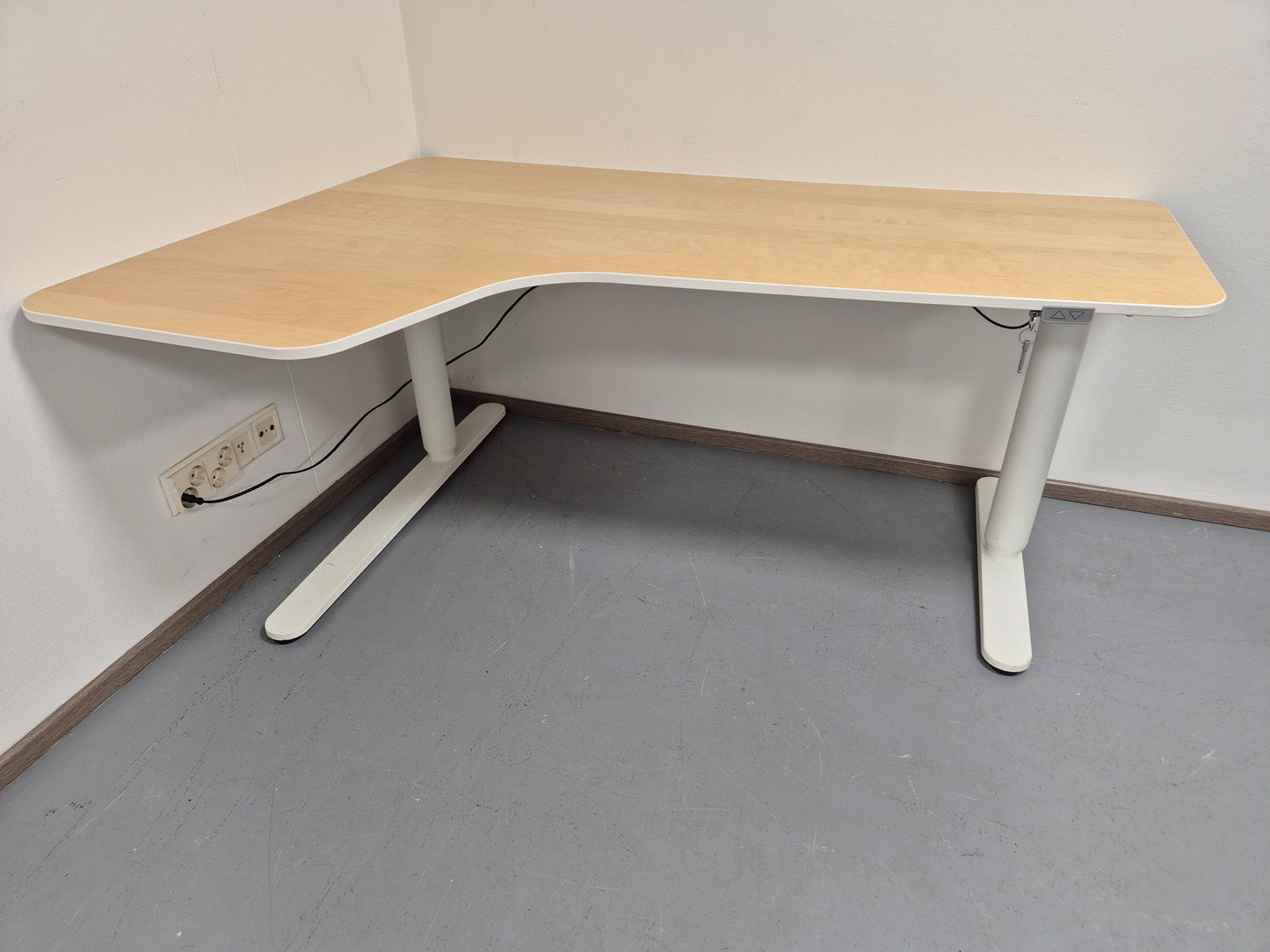 Ikea Bekant Sähköpöytä