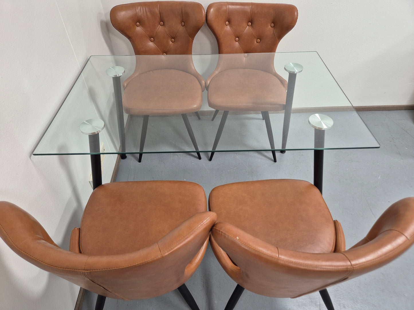 Lasinen Ruokapöytä ja 4 Tuolia