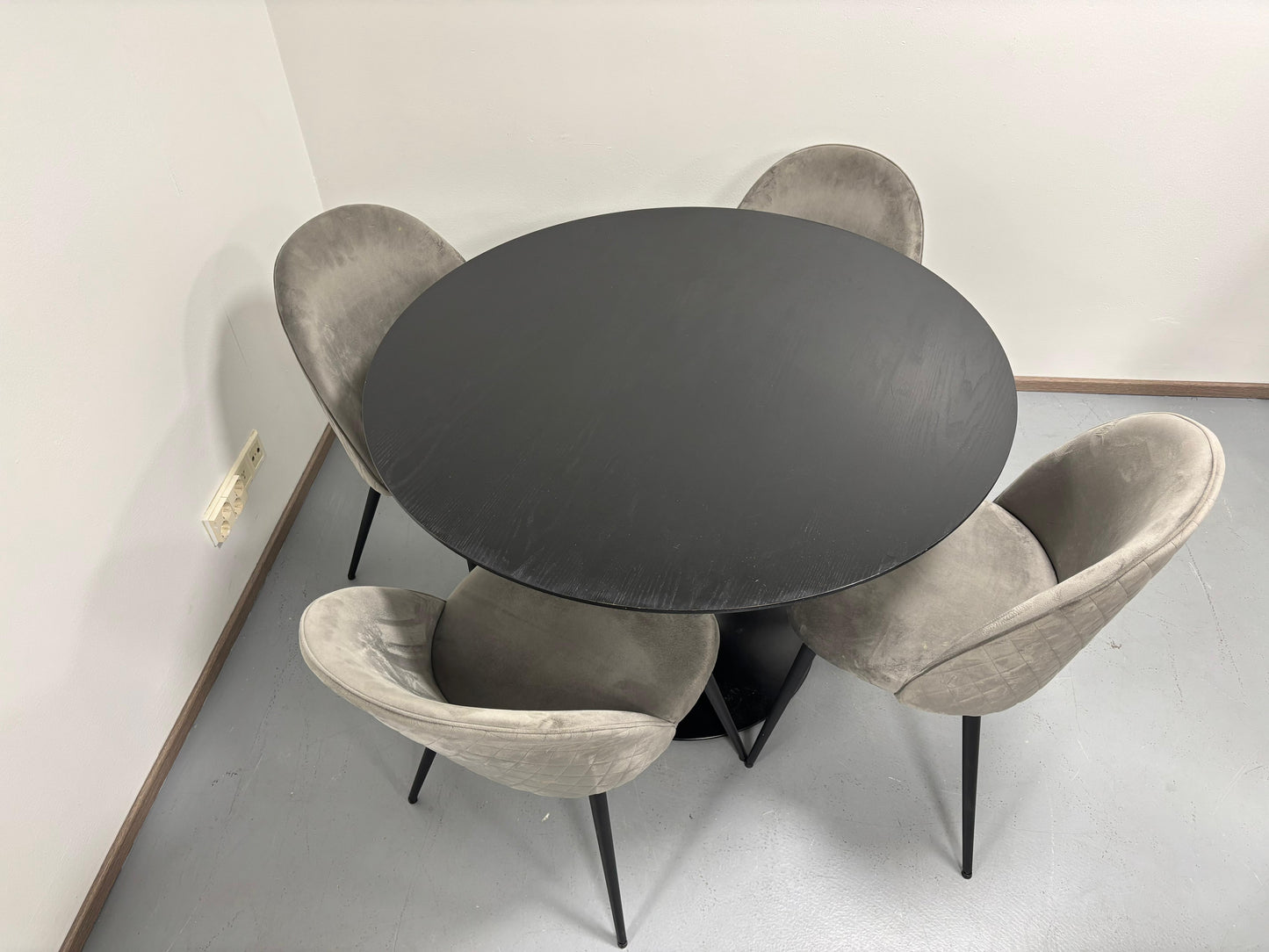 Pyöreä Ruokapöytä ja 4 Tuolia