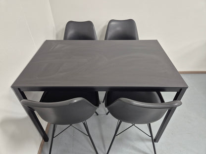 Ruokapöytä ja 4 Tuolia