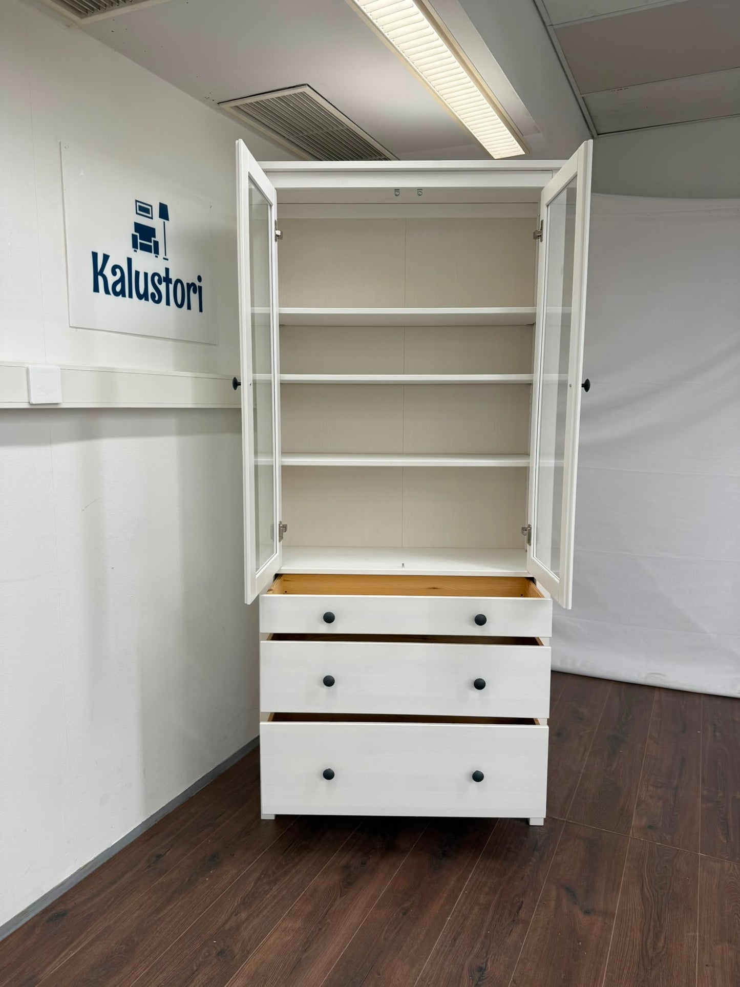 Ikea HEMNES Vitriinikaappi valkoiseksi petsattu Kalustori